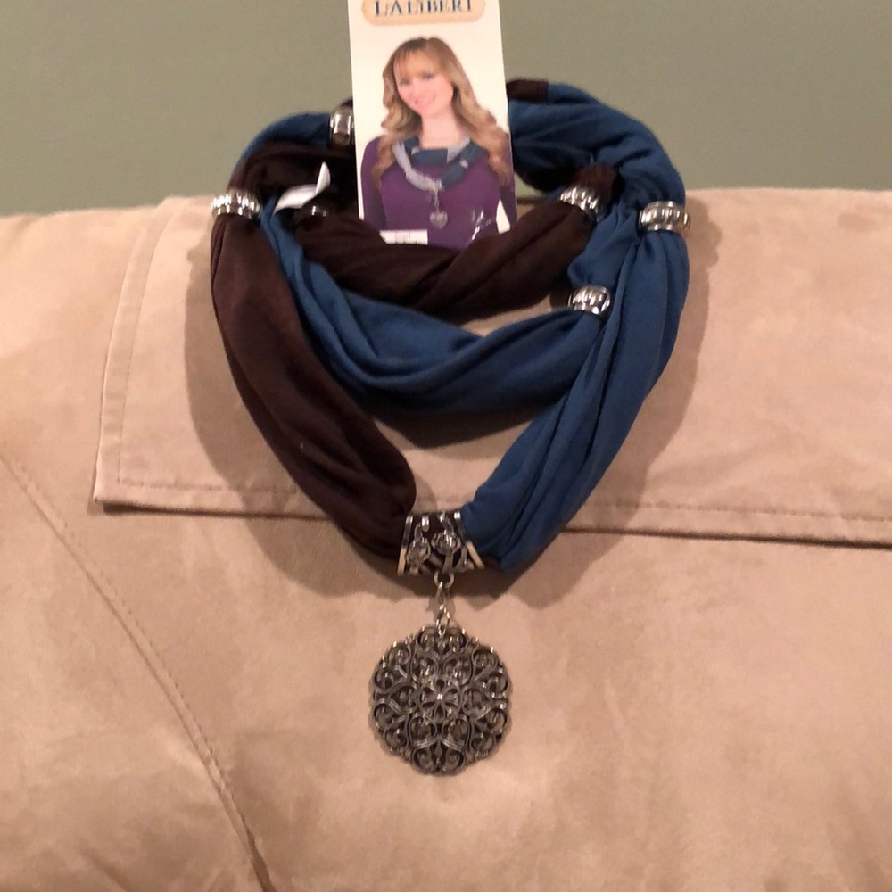 - Scarf - Picture 2 of 5